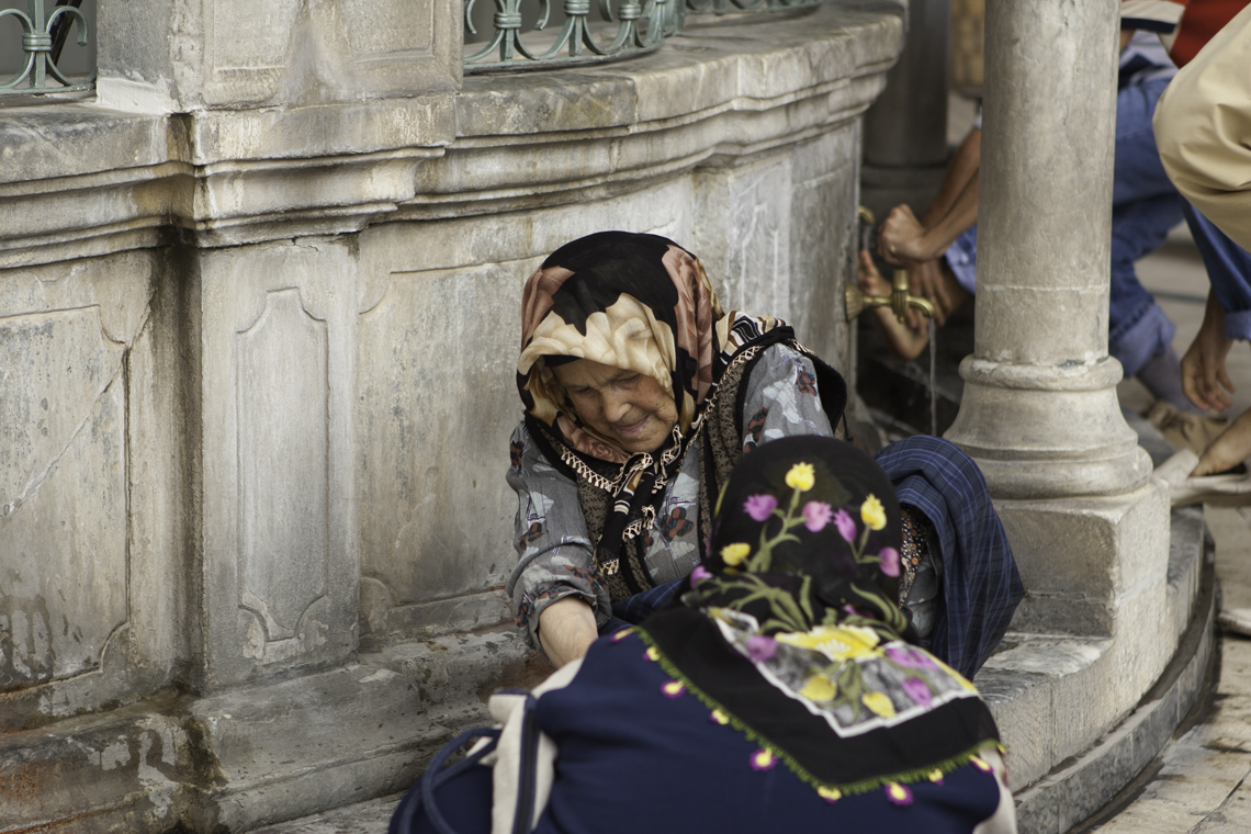Preparazione per entrare nel mausoleo di Mevlana di Konya Turchia Foto n. 8_MG_0078