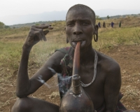 Donna che fuma  al Villaggio di Kangula, etnia Surma Foto n. 1129