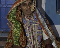 Donna in villaggio vicino il Grande deserto del Kutch Foto N: POA8407
