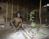 Interno capanna etnia Koroway, Irian Jaia West Papua Foto n. 0197
