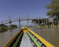 Passerella sul canale per il villaggio di Inthein Foto n. AOK8608