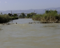 Sbarramento lungo il canale per il villaggio di Inthein Foto n. AOK8614