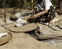 Preparazione di una cialda di riso presso il Villaggio di Inthein Foto n. AOK8629