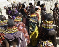 Matrimonio nel Villaggio Neputi  vicino il Lago Turkana Foto n. AOK6152