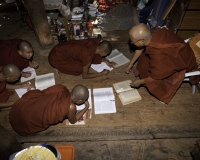 Monaci studenti nel Monastero Bagaya nella città vecchia di Ava o Inwa foto n. AOK7345