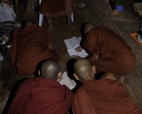 Monaci studenti nel Monastero Bagaya nella città vecchia di Ava o Inwa foto n. AOK7349
