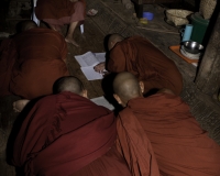 Monaci studenti nel Monastero Bagaya nella città vecchia di Ava o Inwa foto n. AOK7350