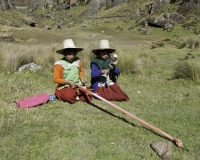 Ragazze al telaio lungo la strada per l’acquedotto Cumbe Mayo Foto n. AOK 1365