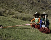 Ragazze al telaio lungo la strada per l’acquedotto Cumbe Mayo Foto n. AOK 1367