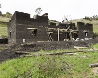 Costruzione di una casa con fango e paglia lungo la strada per Celedin Foto n. AOK1408