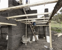 Costruzione di una casa con fango e paglia lungo la strada per Celedin Foto n. AOK1419