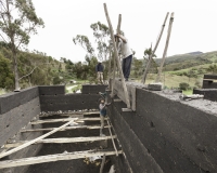 Costruzione di una casa con fango e paglia lungo la strada per Celedin Foto n. AOK1427