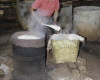 Cottura del riso per la fabbricazione di alcool lungo le rive del Lago Inle Foto n. AOK8394
