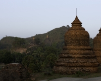 Tramonto tra le Pagode e Templi di Mrauk-U Foto n. AOK9356