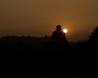 Tramonto tra le Pagode e Templi di Mrauk-U Foto n. AOK9364