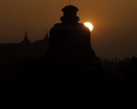 Tramonto tra le Pagode e Templi di Mrauk-U Foto n. AOK9366