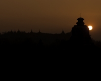 Tramonto tra le Pagode e Templi di Mrauk-U Foto n. AOK9367