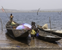 Barche sulla spiaggia del Villaggio di Frian Daga, etnia Bozo, sul Lago di Manantali in Mali Foto n. AOK1523