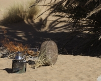 Preparazione focaccia cotta nella sabbia nel deserto prima di Zagora, Marocco Foto n. AOK6463