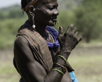 Donna etnia Toposa sulla strada per Kapoeta -Sud Sudan- Foto n. POA0896