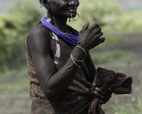 Donna etnia Toposa sulla strada per Kapoeta -Sud Sudan- Foto n. POA0900