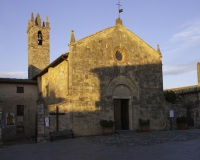 Piazza Roma con Chiesa di Santa Maria Assunta (1260) a Monteriggioni  Foto n. 1006