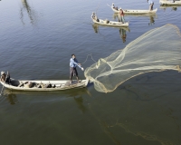 Pescatori sul Lago Amarapura ripresi dal ponte in tek U Bein Foto n. AOK7237