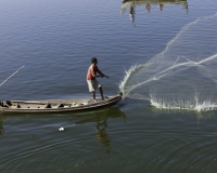 Pescatori sul Lago Amarapura ripresi dal ponte in tek U Bein Foto n. AOK7321