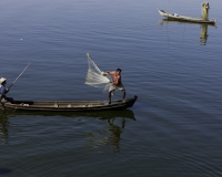 Pescatori sul Lago Amarapura ripresi dal ponte in tek U Bein Foto n. AOK7327