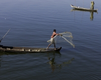 Pescatori sul Lago Amarapura ripresi dal ponte in tek U Bein Foto n. AOK7328