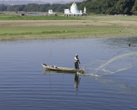 Pescatori sul Lago Amarapura ripresi dal ponte in tek U Bein Foto n. AOK7333