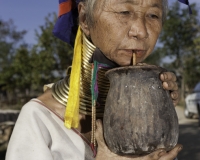 Donna Giraffa etnia Padaung a Loikaw Foto n. AOK8147